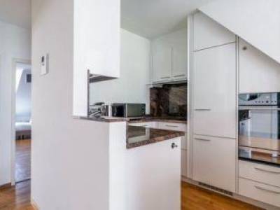 Elegante 3-Zimmer-Wohnung mit Stadtblick im Z&uuml;rcher Rathaus, Zurich